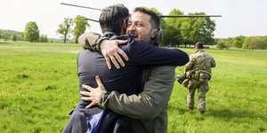 Με μια θερμή αγκαλιά υποδέχτηκε τον Ζελένσκι ο Ρίσι Σούνακ