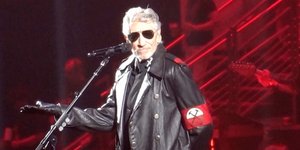 Ο Ρότζερ Γουότερς με ναζιστική στολή σε συναυλία στο Βερολίνο