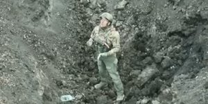 H στιγμή που ο Ρώσος στρατιώτης λαμβάνει οδηγίες από ουκρανικό drone για να παραδοθεί