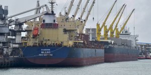 Φορτηγά πλοία αγκυροβολούν στη Μαύρη Θάλασσα περιμένοντας να διασχίσουν το στενό του Βοσπόρου στην Κωνσταντινούπολη, Τουρκία