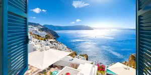 Μαγική θέα από παράθυρο στη Σαντορίνη
