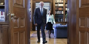 Ο Ιωάννης Σαρμάς αναλαμβάνει σήμερα τα καθήκοντα του πρωθυπουργού