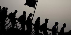 Άνθρωποι εκκενώνουν το Σουδάν