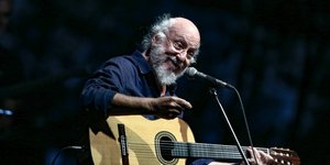 Διονύσης Σαββόπουλος με κιθαρα