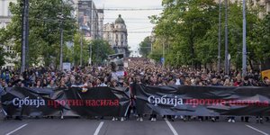 Μεγαλειώδης η πορεία κατά της βίας στο Βελιγράδι της Σερβίας