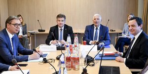 Ο επικεφαλής εξωτερικής πολιτικής της ΕΕ josep Borrell (κέντρο), ο πρόεδρος της Σερβίας Aleksandar Vucic (αριστερά) και ο πρωθυπουργός του Κοσσυφοπεδίου Albin Kurti (δεξιά)