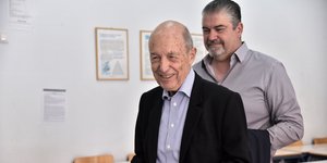 Ο Κώστας Σημίτης ψήφισε σε εκλογικό κέντρο στο Κολωνάκι