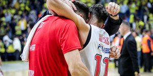 Σλούκας και οι συμπαίκτες του στον Ολυμπιακό πανηγυρίζουν