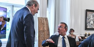 Σταϊκούρας και Χατζηδάκης συνομιλούν κατά τη διάρκεια υπουργικού συμβουλίου