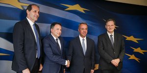 Χειραψία Σταϊκούρα με Πελαγίδη κατά την παράδοση παραλαβή