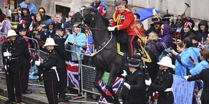 Απρόοπτο στη στέψη του βασιλιά Καρόλου: Άλογο έπεσε στο πλήθος