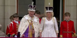 Στο Μπαλκόνι του Μπάκιγχαμ ο βασιλιάς Κάρολος με την βασίλισσα Καμίλα