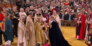 Ο πρίγκιπας Γουίλιαμ γονατίζει μπροστά στο βασιλιά Κάρολο