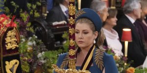 Η Πένι Μόρντοντ κρατά το λεγόμενο «Ξίφος της προσφοράς»