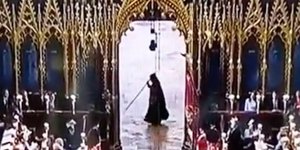 Ήταν ο Χάρος στη στέψη του βασιλιά Καρόλου; Τρελάθηκε το Twitter 