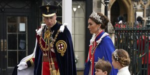 Ο πρίγκιπας Γουίλιαμ με την οικογένειά του έφτασαν καθυστερημένοι στη στέψη του βασιλιά Καρόλου