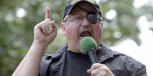 Ο Στιούαρντ Ρόουντς μιλά στο μικρόφωνο