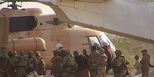 στρατιωτες διπλα σε ελικοπτερο