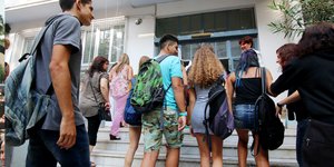 Μαθητές λυκείου μπαίνουν στο σχολείο τους