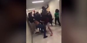 Μαθητές ξυλοκόπησαν καθηγήτρια που πήγε να σταματήσει καβγά