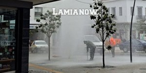 Πιδακας 10 μέτρων στο κέντρο της πλατείας στη Λάρισα