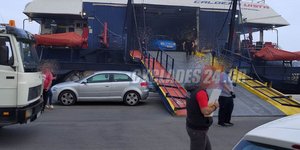 Απίστευτο παρκάρισμα αυτοκινήτου στο λιμάνι της Σύρου