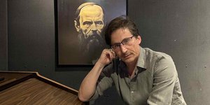 Δημήτρης Τάρλοου στο φουαγιέ του θεάτρου Πορεία 