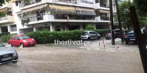 «Ποτάμια» οι δρόμοι στη Θεσσαλονίκη μετά την καταιγίδα