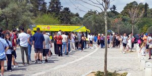 Λαοθάλασσα τουριστών στην Ακρόπολη 