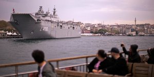 Tο αεροπλανοφόρο Anadolu φτάνει στη Σμύρνη: Φωτό Αρχείου- AP