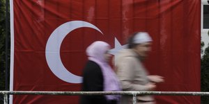 Τούρκοι πολίτες μπροστά από τουρκική σημαία στη Γερμανία