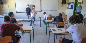 Μαθητές δίνουν εξετάσεις σε σχολείο