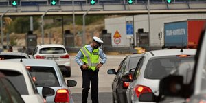 Ανδρας της τροχαίας ελέγχει αυτοκίνητα σε διόδια