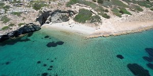 θάλασσα με γαλανά νερά