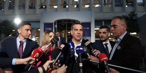 O Αλέξης Τσίπρας μιλά στους δημοσιογράφους λίγο πριν το debate