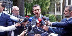 Ο Αλέξης Τσίπρας σε δηλώσεις του έξω από το Προεδρικό Μέγαρο