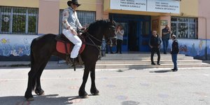 Καβάλα στο άλογο πήγε «καουμπόης» να ψηφίσει στην Τουρκία