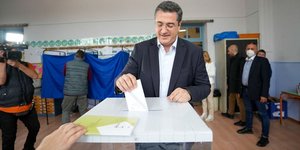 Απόστολος Τζιτζικώστας 