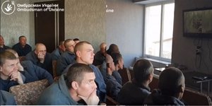 Ρώσοι αιχμάλωτοι παρακολουθούν ντοκιμαντέρ για τα εγκλήματα πολέμου συμπολεμιστών τους στην Ουκρανία