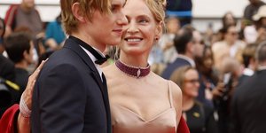 Η Ούμα Θέρμαν με τον γιο της στις Κάννες/ Φωτογραφία: AP Images