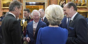 Η Ούρσουλα φον ντερ Λάιεν συγχαίρει τον βασιλιά Κάρολο για τη στέψη του