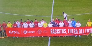 Ο Ντιακαμπί δεν φωτογραφήθηκε με το αντιρατσιστικό πανό της La Liga