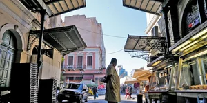 Ενας κρεοπώλης μπροστά στην είσοδο της Βαρβακείου αγοράς