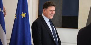 Μιλτιάδης Βαρβιτσιώτης πλαι διπλα σε σημαια