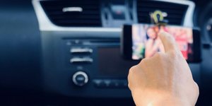 Οι νέοι οδηγοί βλέπουν video όταν οδηγούν.