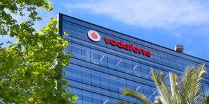 Vodafone τζαμενιο κτιριο