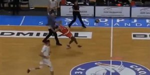 Προπονητής μπάσκετ μπήκε στο παρκέ για να «κόψει« επίθεση