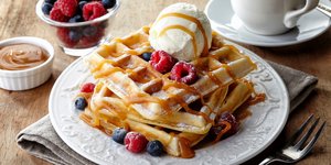 Λαχταριστές βάφλες με παγωτό και μούρα