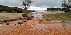 Οι χείμαρροι πήραν τις ξαπλώστρες στις παραλίες του Ακρωτηρίου