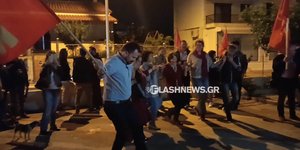 Ψηφοφόροι του ΚΚΕ χορεύουν στα Χανιά
